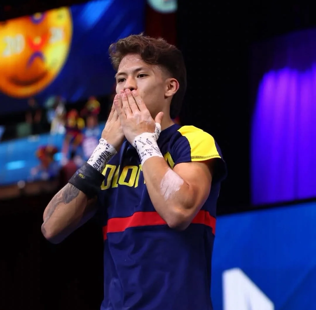 Jhoset Parra con la Selección Colombia de porrismo: saludo al público