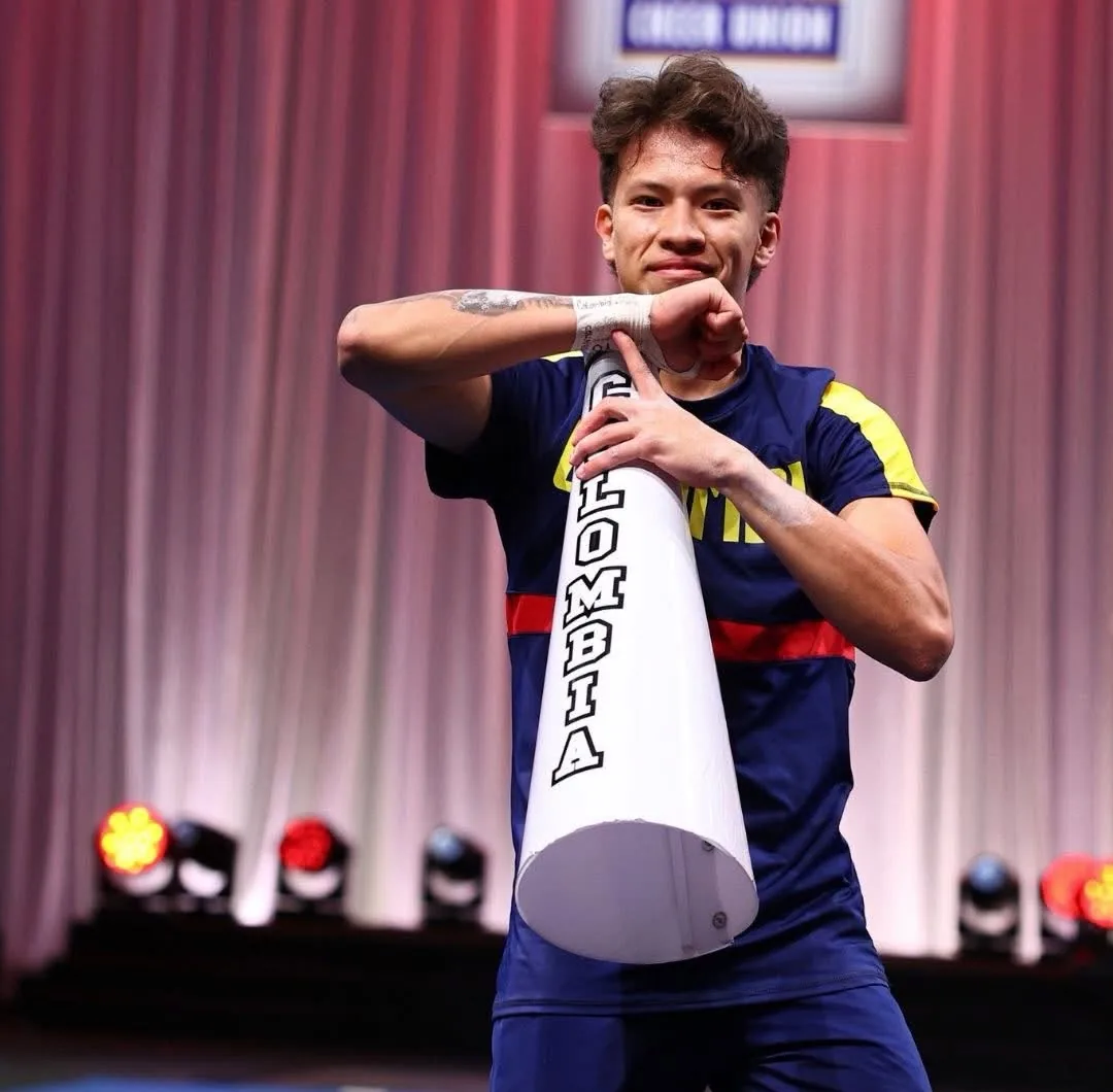 Jhoset Parra con la Selección Colombia de porrismo: con el megáfono de colombia